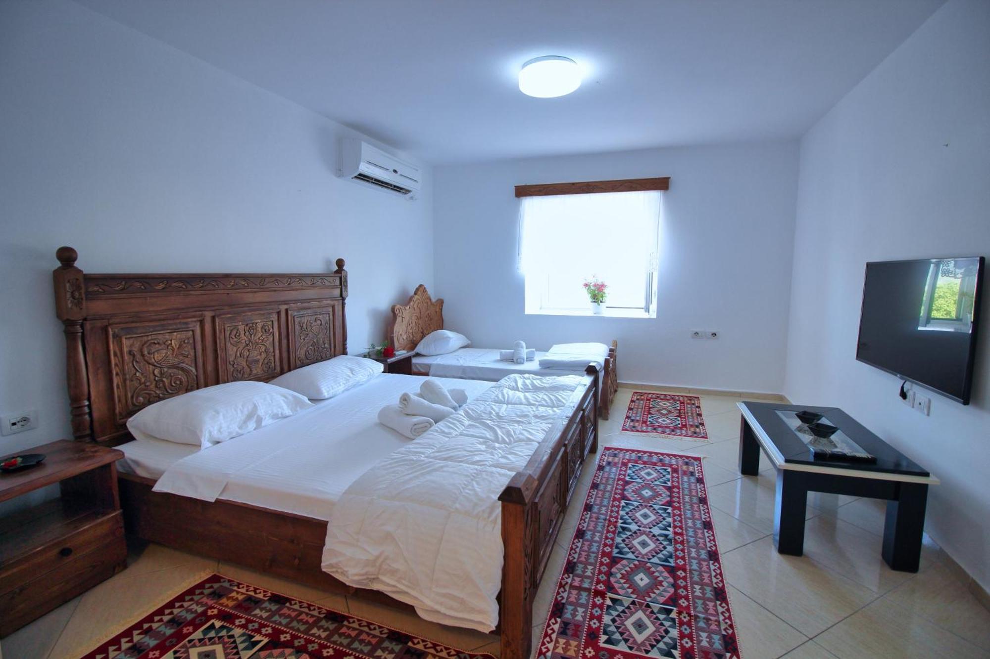 Guri Guesthouse จีโรคาสเตอร์ ภายนอก รูปภาพ