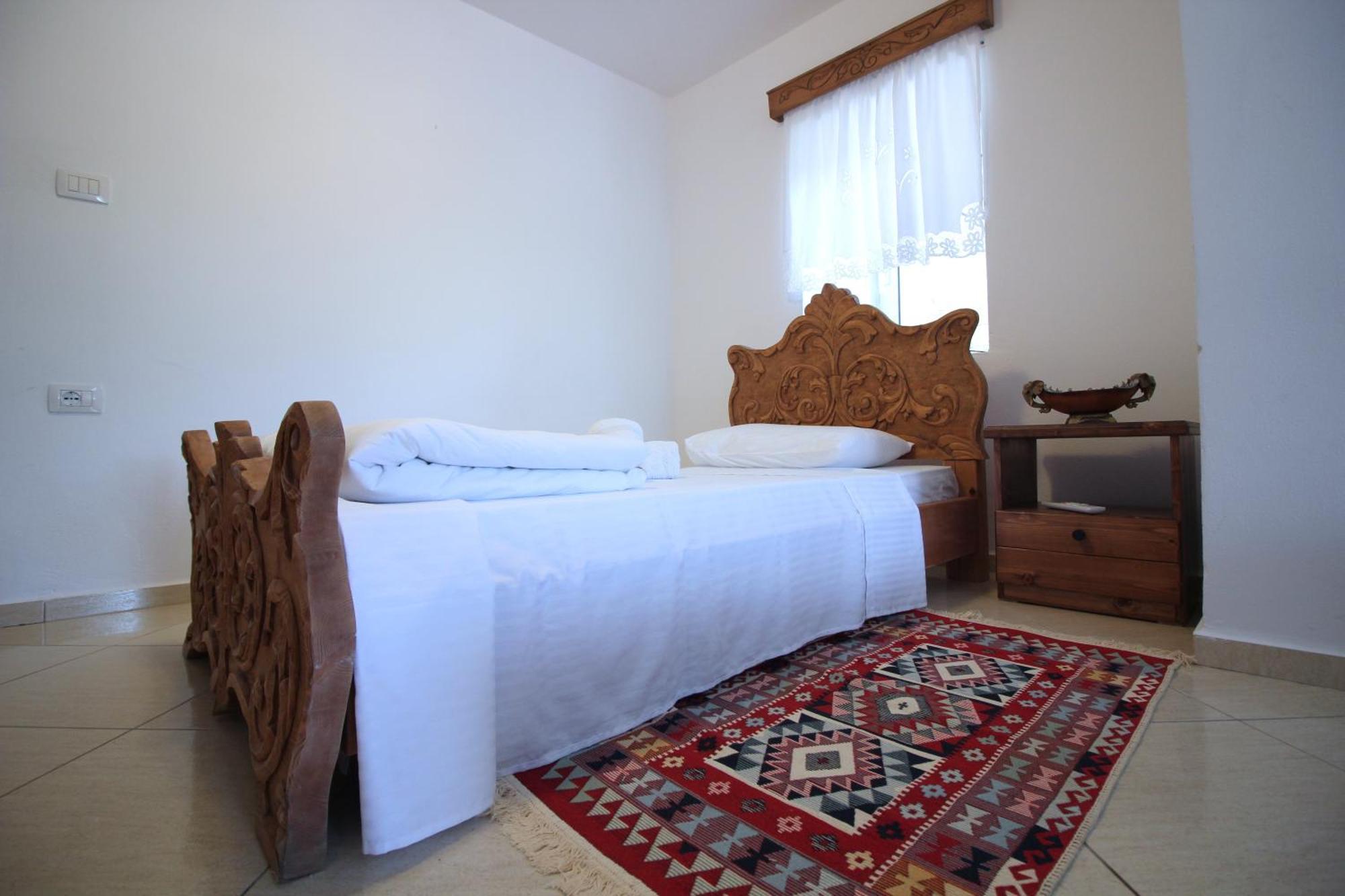Guri Guesthouse จีโรคาสเตอร์ ภายนอก รูปภาพ