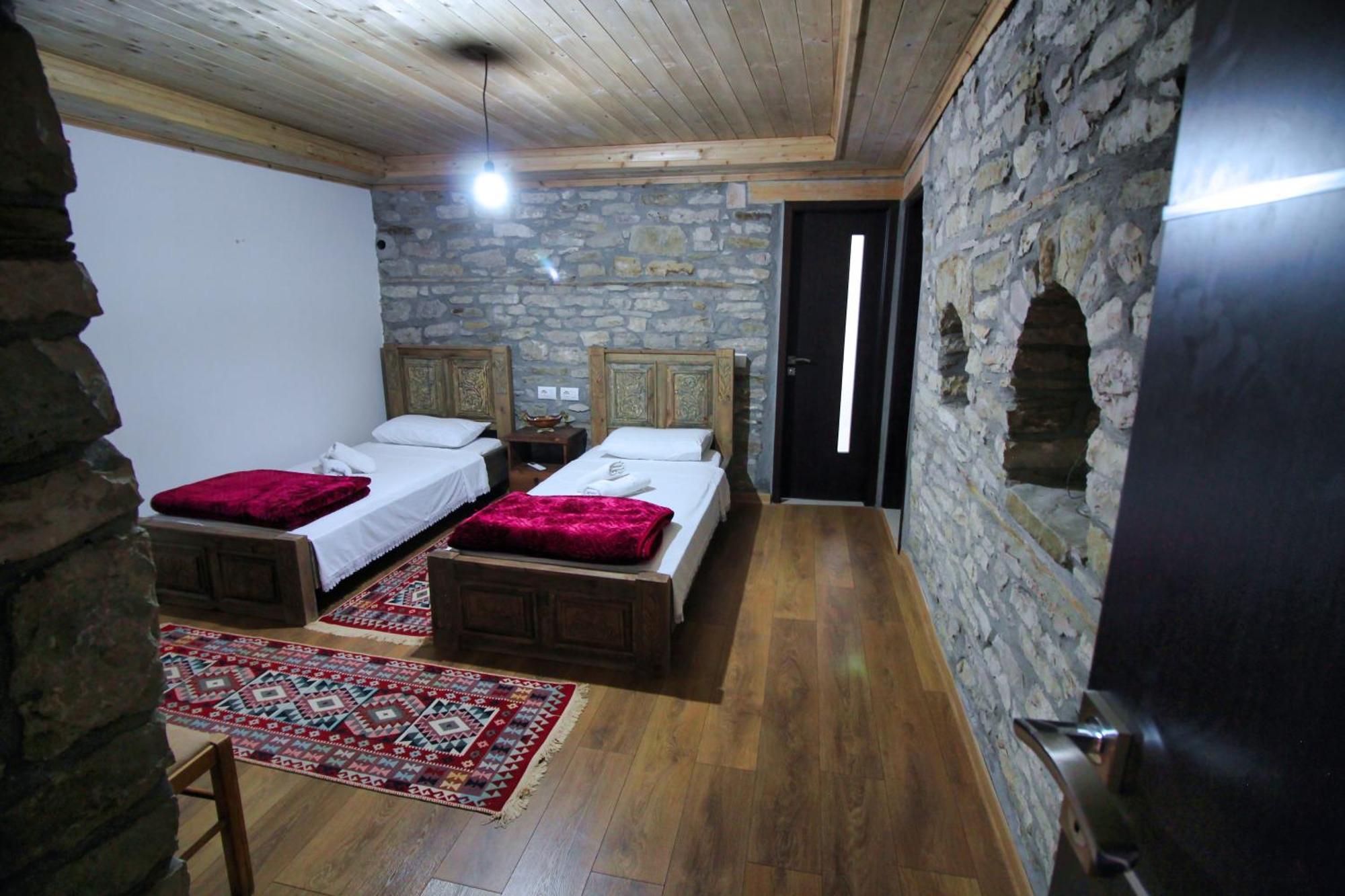 Guri Guesthouse จีโรคาสเตอร์ ภายนอก รูปภาพ