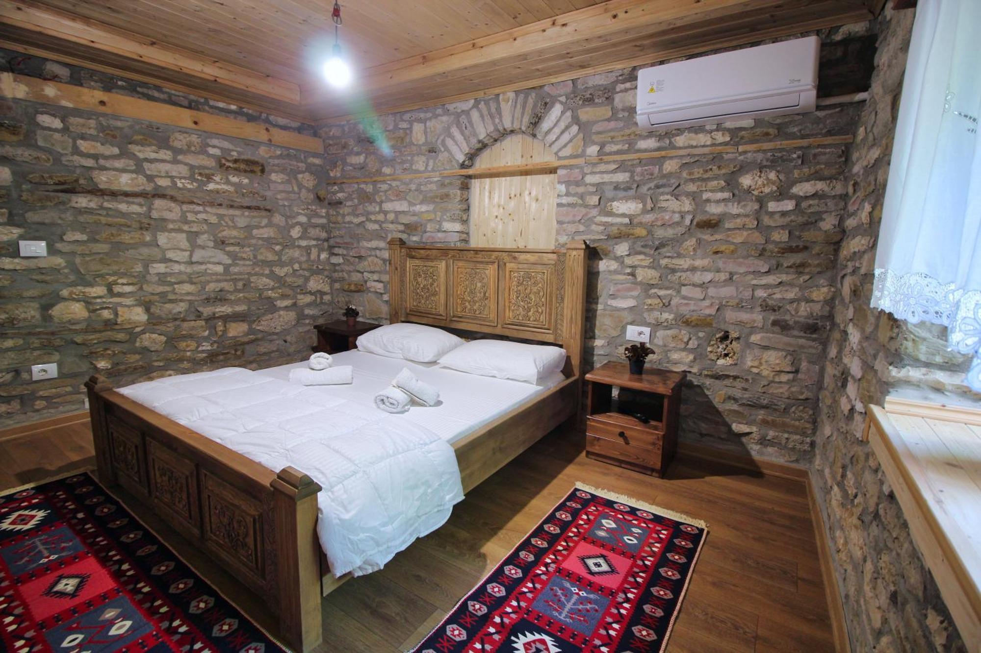 Guri Guesthouse จีโรคาสเตอร์ ภายนอก รูปภาพ