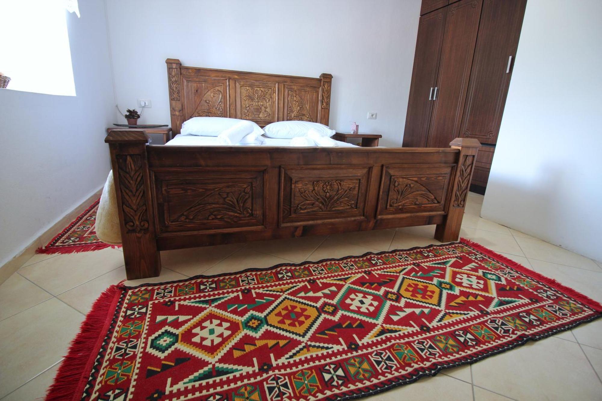 Guri Guesthouse จีโรคาสเตอร์ ภายนอก รูปภาพ