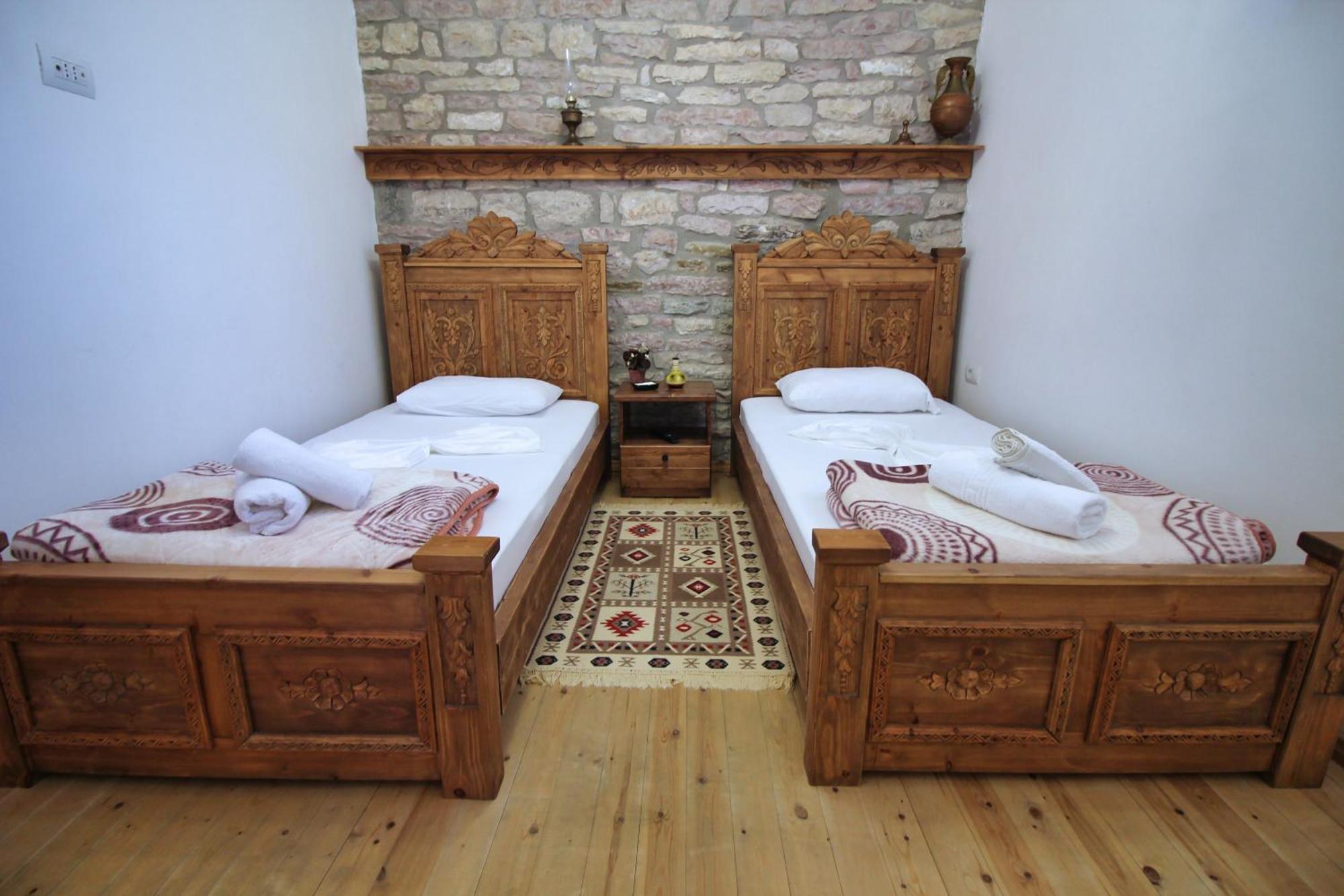 Guri Guesthouse จีโรคาสเตอร์ ภายนอก รูปภาพ